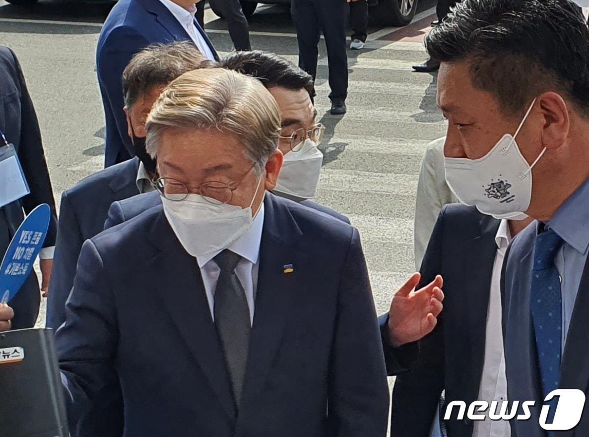 본문 이미지 - 더불어민주당 대권주자인 이재명 경기도지사가 7일 강원 춘천 스카이컨벤션 입구에서 지지자들과 악수하고 있다. 2021.8.7/뉴스1 신관호 기자.