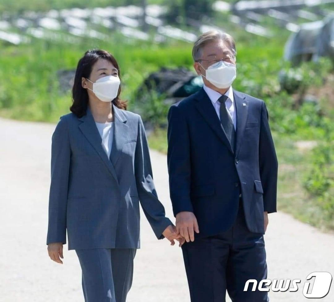 본문 이미지 - 이재명 경기도지사가 7일 '장인의 고향' 충북 충주에서 부인 김혜경씨(왼쪽)와 손을 잡고 데이트를 하는 사진을 자신의 페이스북에 올렸다. (이재명 지사 페이스북 갈무리/뉴스1)