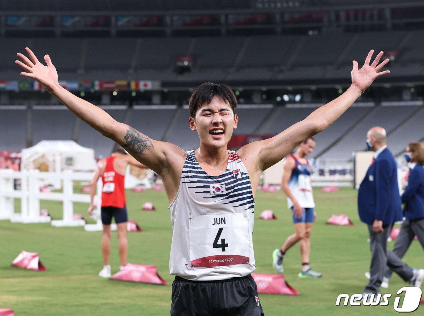 본문 이미지 - 근대5종 국가대표 전웅태와 정진화가 7일 오후 일본 도쿄스타디움에서 열린 '2020 도쿄올림픽' 근대5종 경기에서 레이지 런(육상과 사격) 결승선을 통과하고 있다. 전웅태는 이날 동메달을 거머쥐었다. 한국 근대5종 역사상 첫 메달이다. 2021.8.7/뉴스1 ⓒ News1 송원영 기자