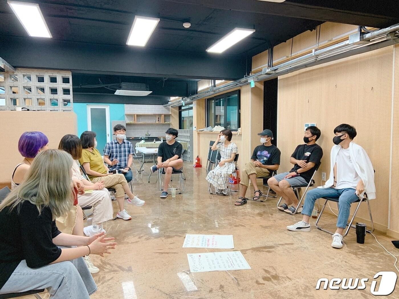 본문 이미지 - 전북 완주군의 '공동체 문화도시' 사업이 타 지자체의 벤치마킹 대상이 되고 있다. 청년들이 문화도시에 대한 토론을 하고 있다.(완주군 제공)2021.8.8/뉴스1