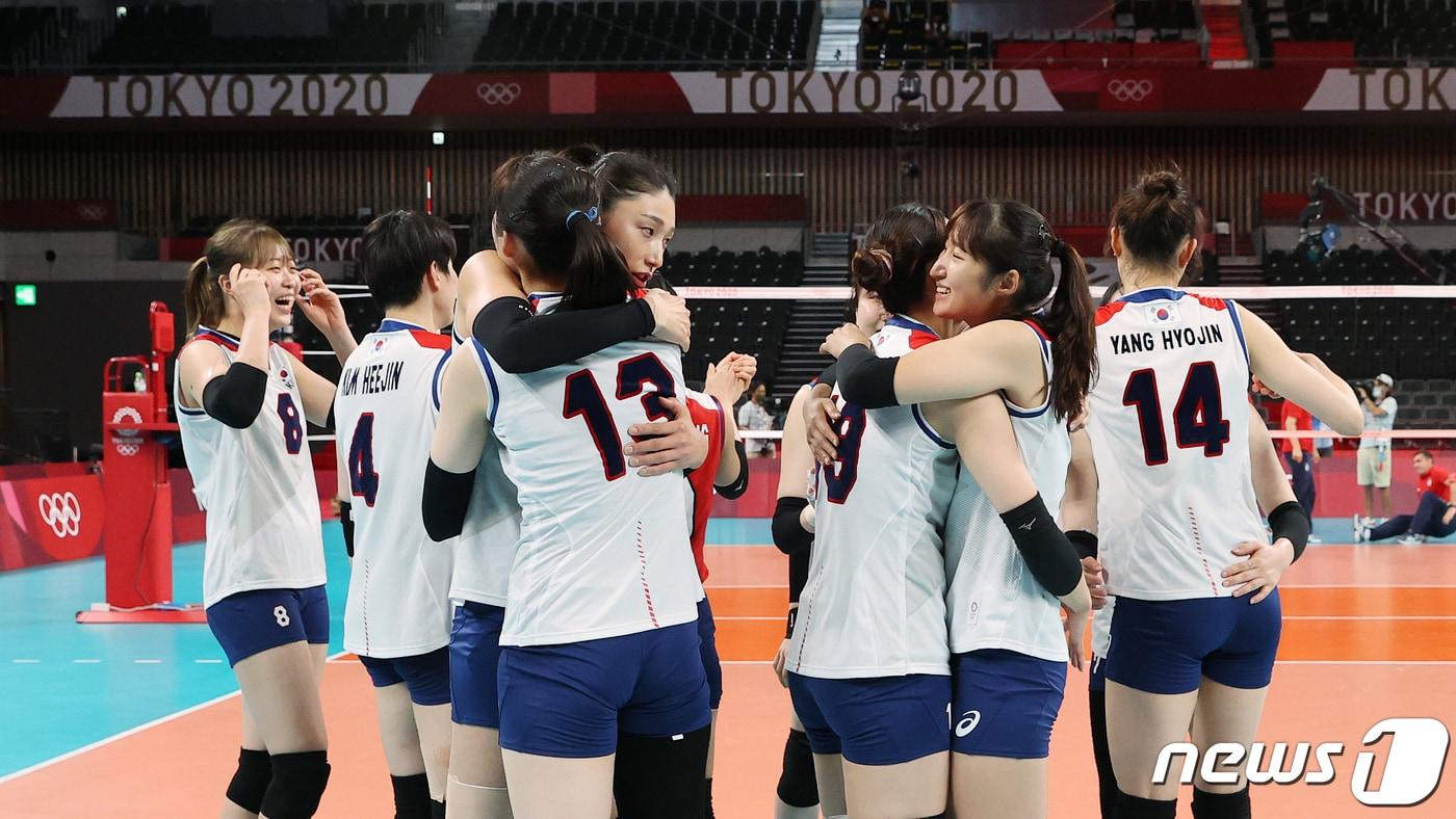 배구 김연경 등 선수들이 8일 오전 일본 도쿄 아리아케 아레나에서 열린 '2020 도쿄올림픽' 여자 배구 동메달 결정전 대한민국과 세르비아의 경기에서 세트스코어 3대0으로 패배한 후 아쉬워하고 있다. 2021.8.8/뉴스1 ⓒ News1 이재명 기자