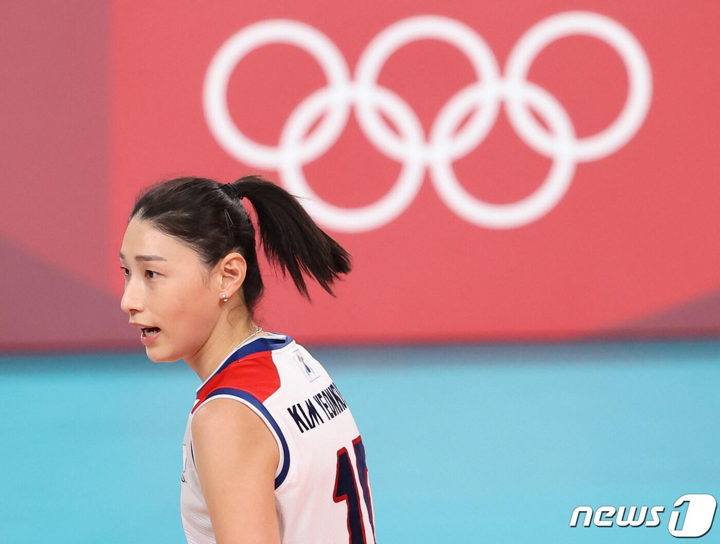 본문 이미지 - 배구 김연경이 8일 일본 도쿄 아리아케 아레나에서 열린 '2020 도쿄올림픽' 여자 배구 동메달전 대한민국과 세르비아의 경기를 마치고 이동을 하고 있다. 이날 대한민국 여자배구는 세르비아에 세트스코어 3대0으로 패했다. 2021.8.8/뉴스1 ⓒ News1 송원영 기자