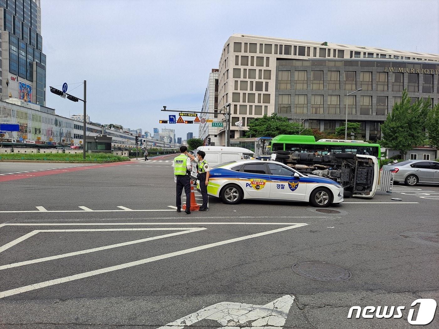 본문 이미지 - 8일 오전 서울 동대문구 지하철 4호선 동대문역 인근서 다마스와 사다리차가 충돌해 사다리차가 전복되는 사고가 발생했다.ⓒ 뉴스1