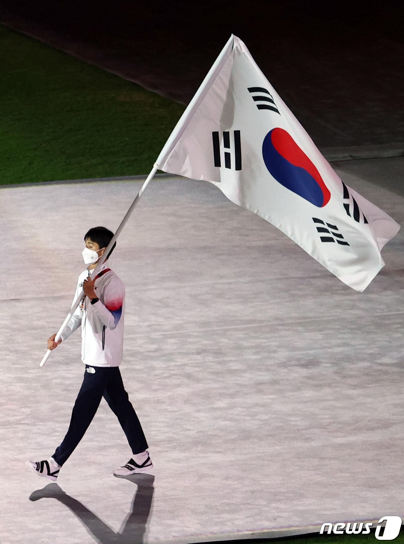 본문 이미지 - 전웅태 근대5종 국가대표가 8일 오후 일본 도쿄 국립경기장에서 열린 '2020 도쿄올림픽' 폐막식에서 태극기를 들고 입장하고 있다. . 2021.8.8/뉴스1 ⓒ News1 이재명 기자