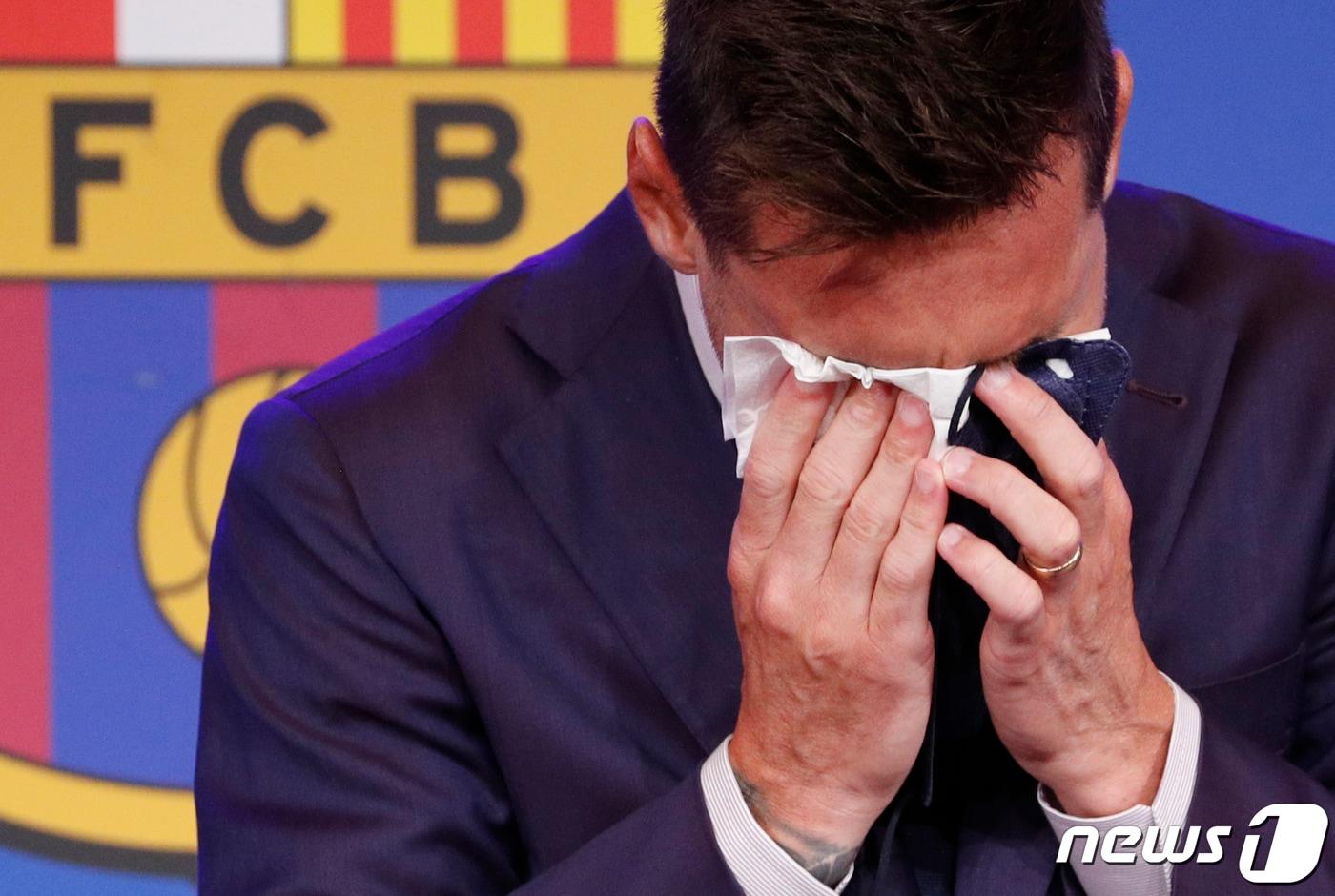 본문 이미지 - 리오넬 메시가 8일 기자회견에서 FC 바르셀로나를 떠날 것을 밝히며 눈물을 쏟고 있다. ⓒ 로이터=뉴스1 ⓒ News1 