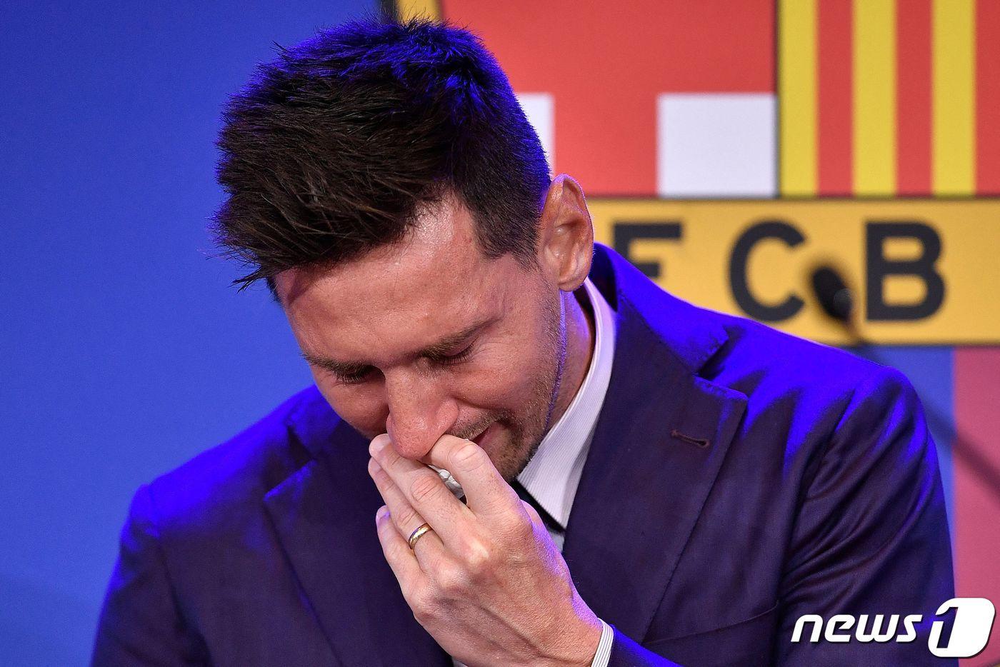 리오넬 메시가 지난해 바르셀로나를 떠나며 눈물의 기자회견을 하던 모습. ⓒ AFP=뉴스1