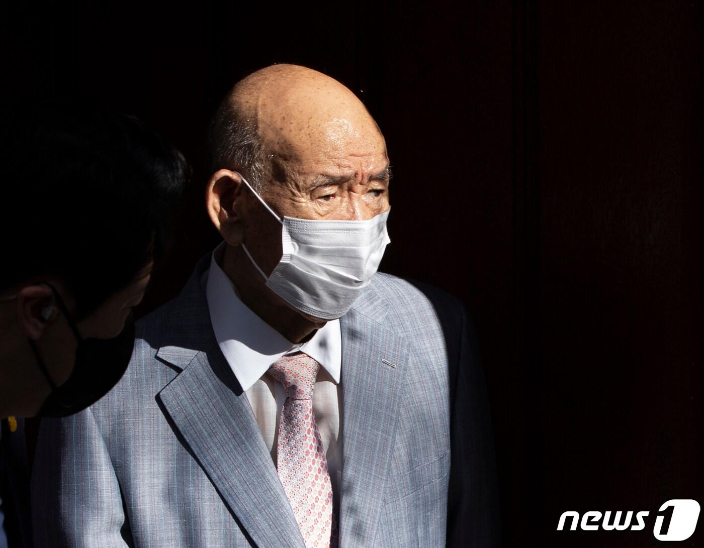 본문 이미지 - 5.18 헬기사격을 증언한 고(故) 조비오 신부에 대한 사자명예훼손 혐의로 재판을 받는 전두환이 광주지방법원에서 열리는 항소심에 출석하기 위해 9일 오전 서울 서대문구 연희동 자택을 나서고 있다. 2021.8.9/뉴스1 ⓒ News1 신웅수 기자