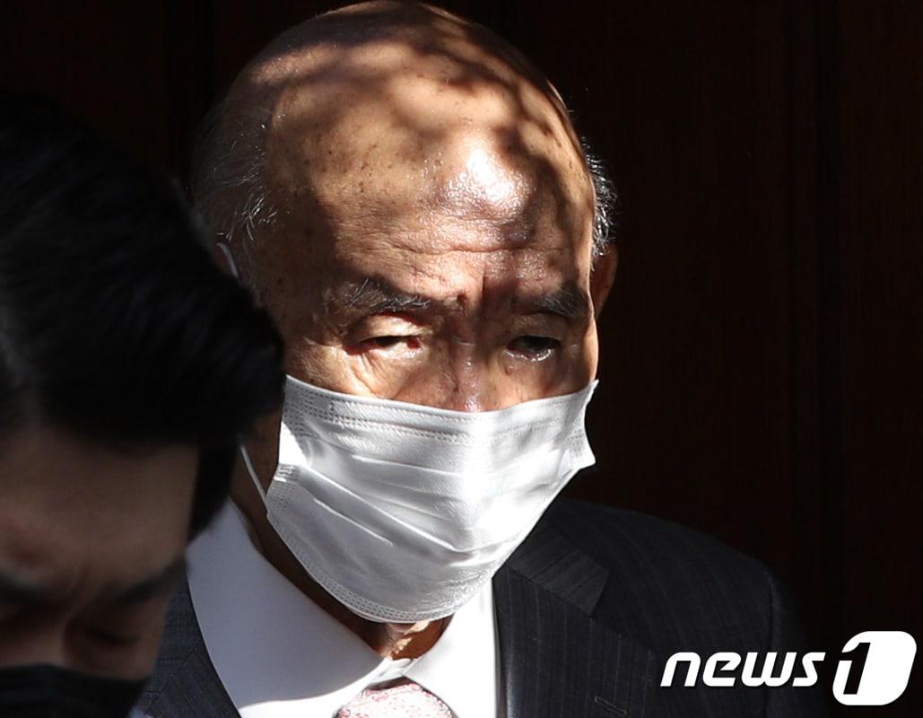 본문 이미지 - 5.18 헬기사격을 증언한 고(故) 조비오 신부에 대한 사자명예훼손 혐의로 재판을 받는 전두환이 광주지방법원에서 열리는 항소심에 출석하기 위해 지난 8월9일 오전 서울 서대문구 연희동 자택을 나서고 있다. 2021.8.9/뉴스1 ⓒ News1 신웅수 기자