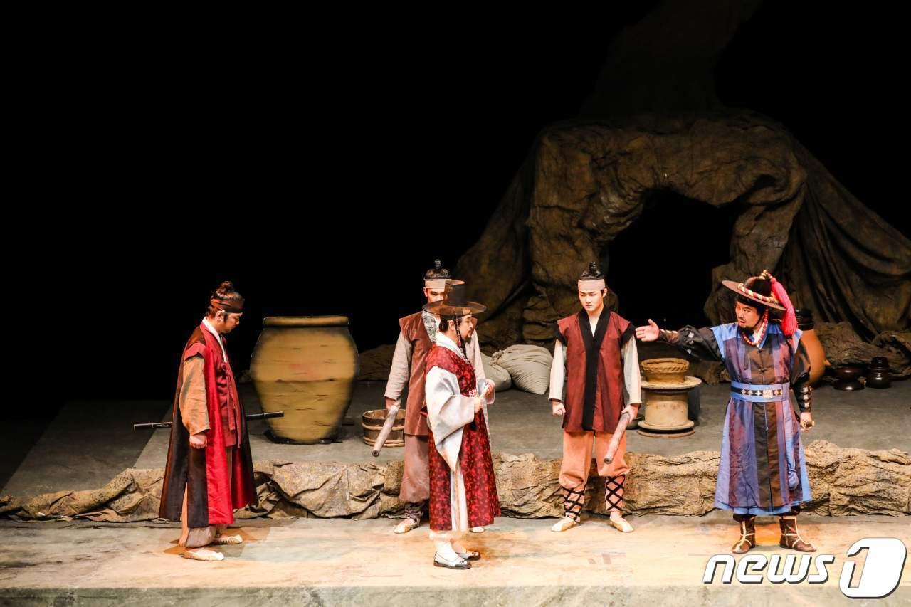 본문 이미지 - 대상을 받은 연극 ‘천민 굽다’의 한 장면(대한민국연극제 집행위 제공)ⓒ 뉴스1