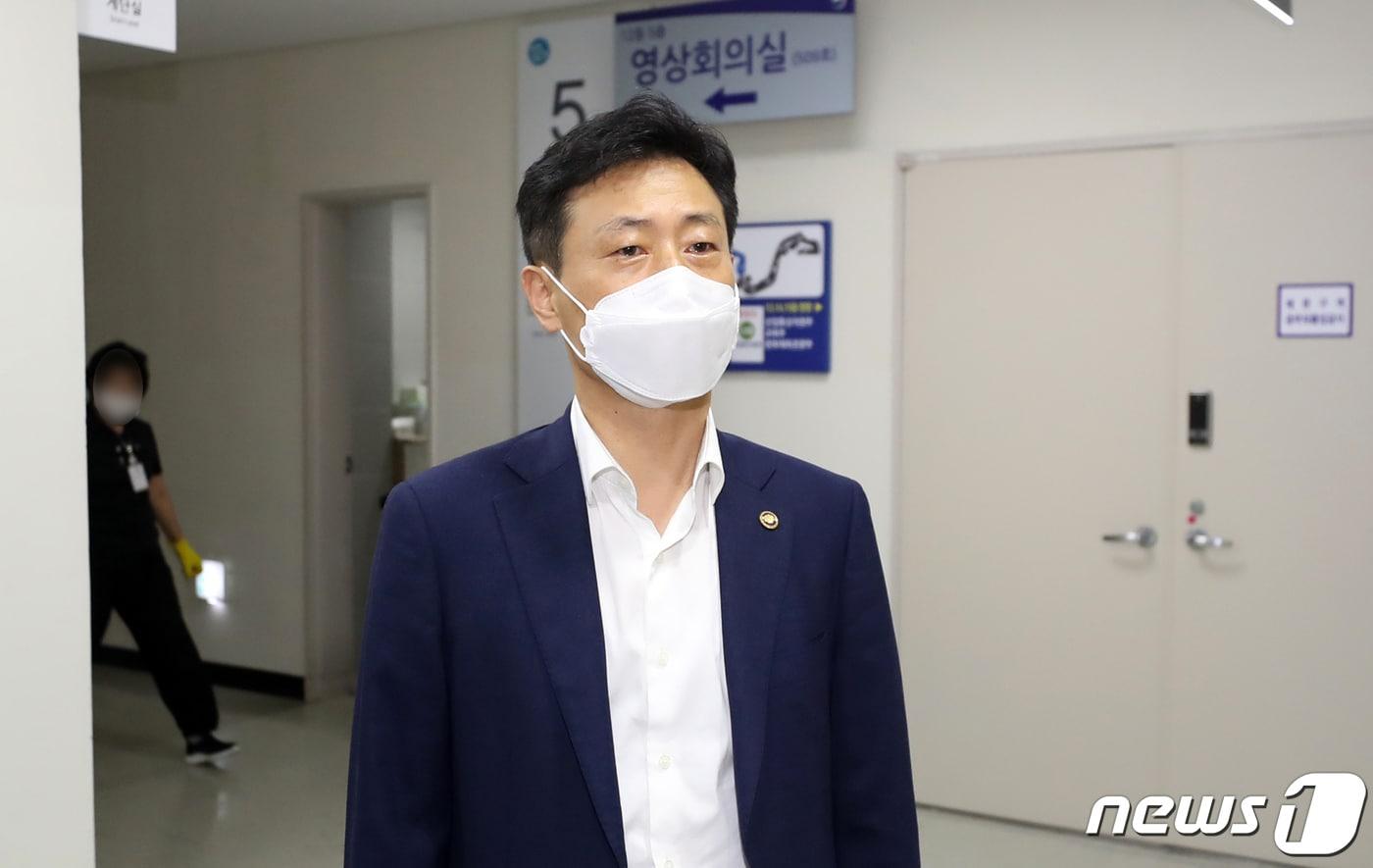 본문 이미지 - 박기영 산업통상자원부 2차관이 9일 정부세종청사 산업부 청사에서 업무를 위해 이동하고 있다. 산업부는 탄소중립 에너지 정책을 전담하는 2차관을 새로 출범하는 등의 조직을 개편, 1차관·2차관 및 통상교섭본부장 등 3차관 체계 매머드급 부처로 발돋움 했다. 2021.8.9/뉴스1 ⓒ News1 장수영 기자