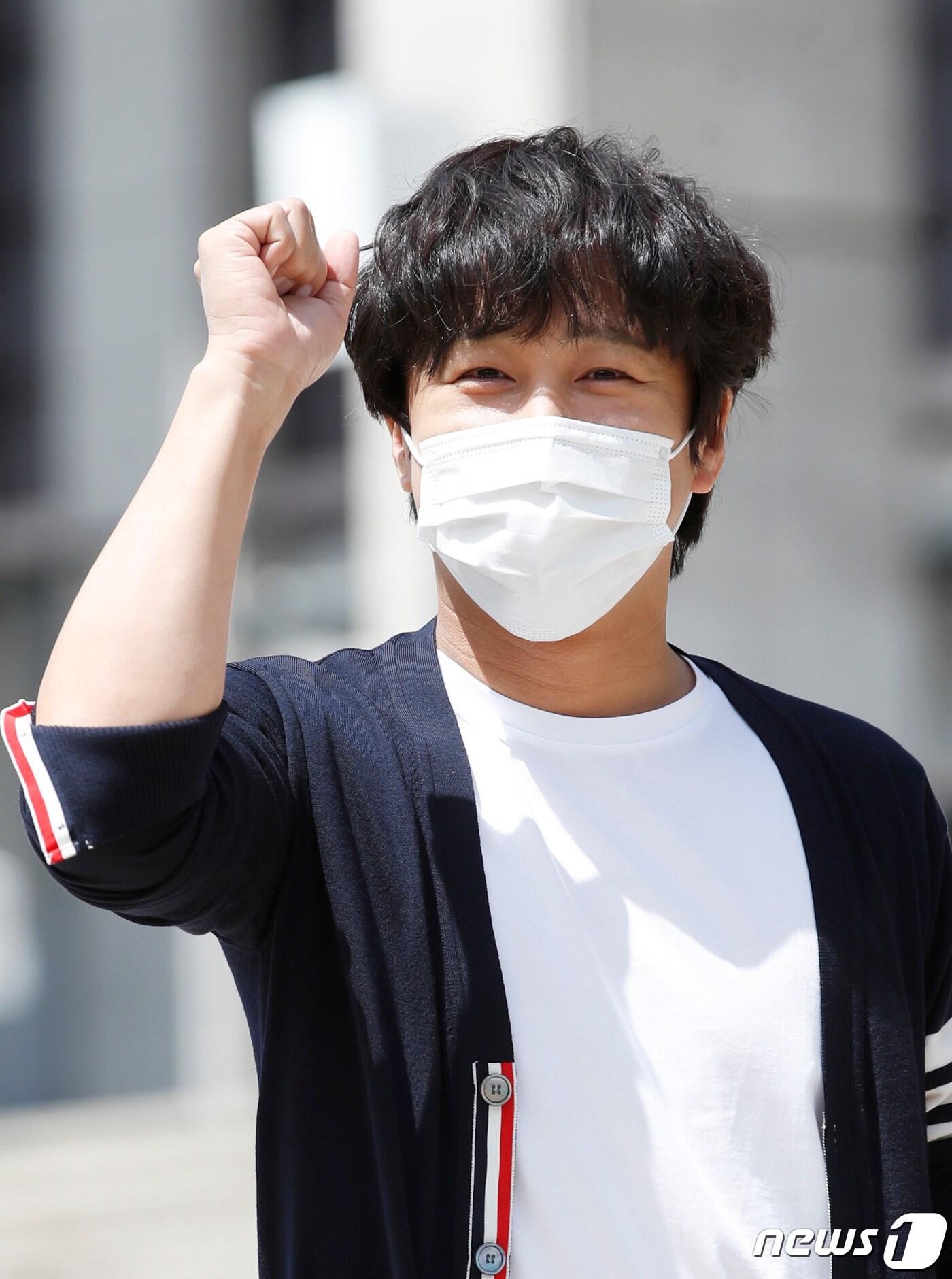 본문 이미지 - 배우 차태현이 9일 오후 서울 KBS 본관에서 진행되는 라디오 '정은지의 가요광장'을 위해 방송국으로 들어서며 인사를 하고 있다. 2021.8.9/뉴스1 ⓒ News1 권현진 기자