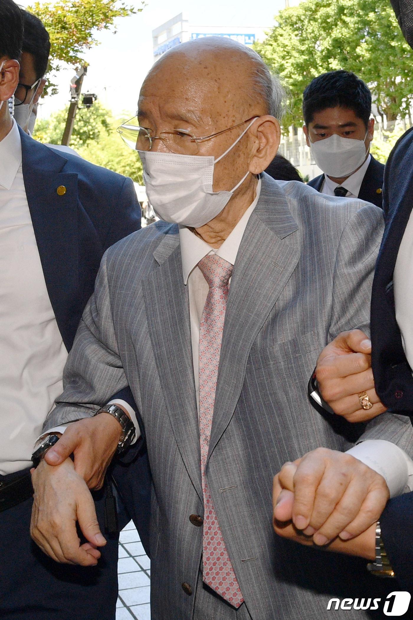본문 이미지 - 2021년 사자명예훼손 혐의 재판을 받기 위해 광주지방법원에 참석한 전두환씨 생전 모습. (뉴스1 DB)/뉴스1 ⓒ News1