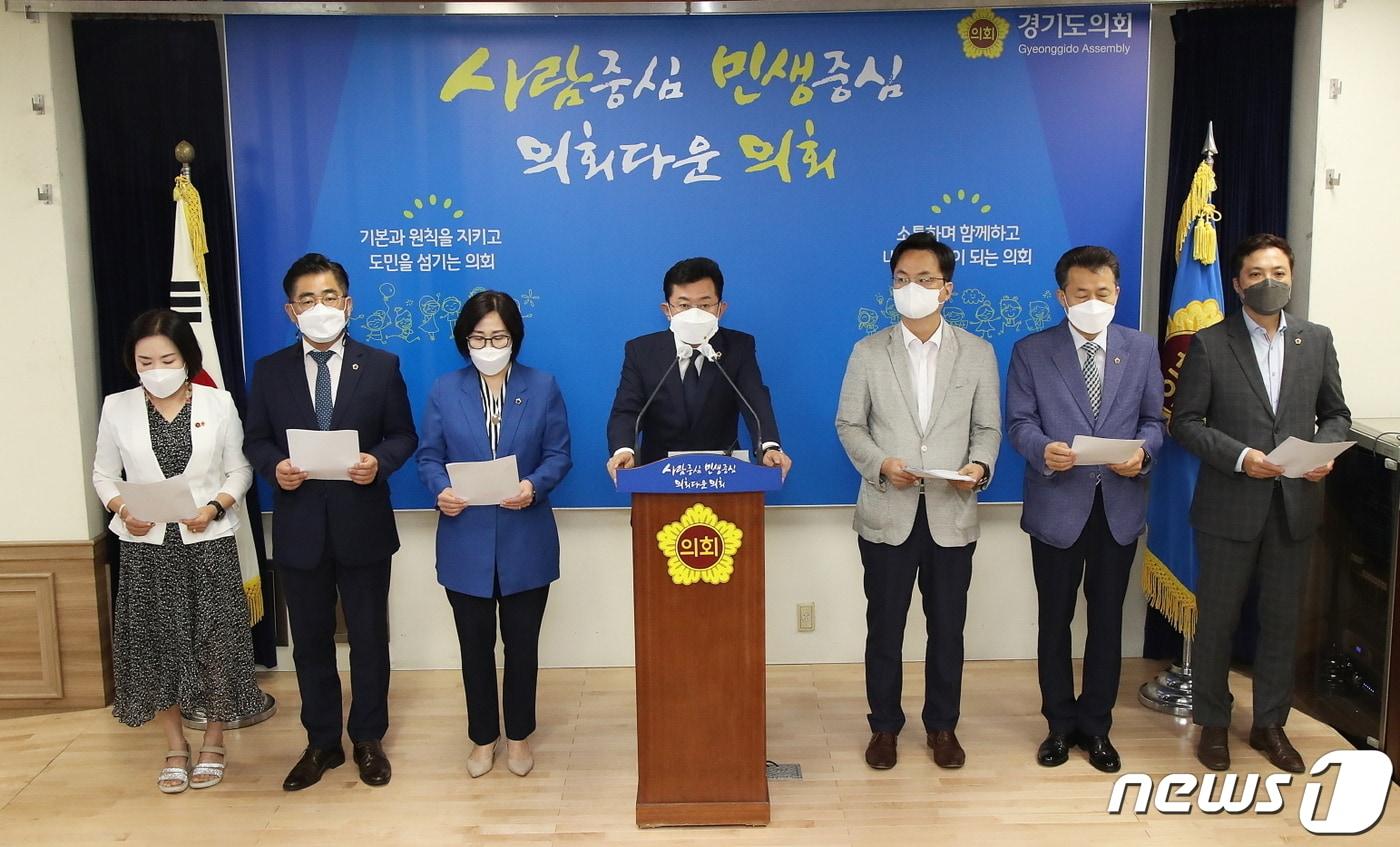 본문 이미지 - 경기도의회 더불어민주당 박근철 대표의원 등 대표단이 9일 ‘전 도민 재난지원금’ 지급을 이재명 지사에게 공식 건의했다.ⓒ 뉴스1