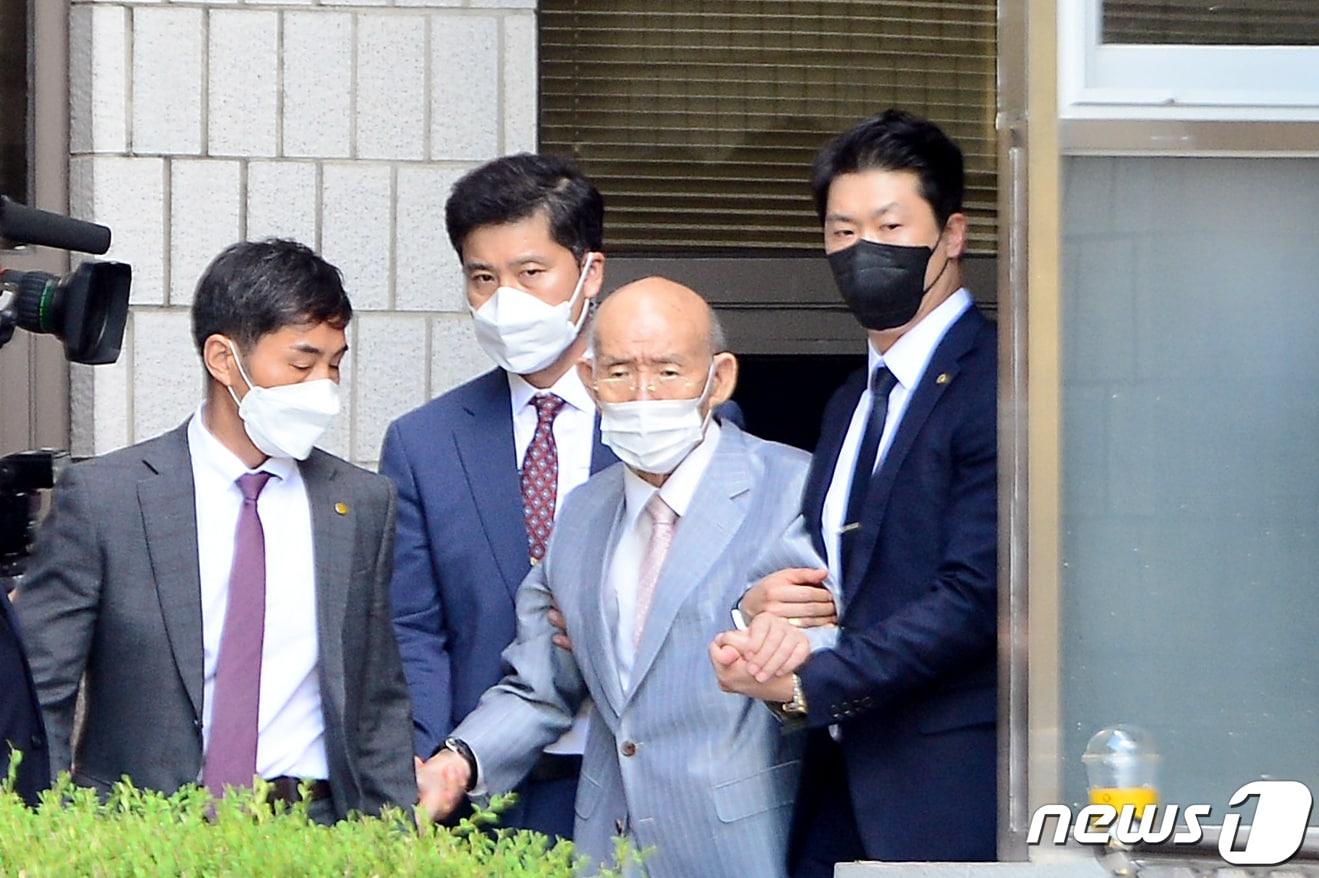 본문 이미지 - '5·18 헬기사격'을 증언한 고(故) 조비오 신부에 대한 사자명예훼손 혐의를 받고 있는 전두환씨(90)가 9일 광주지방법원에 출석한 뒤 법원을 퇴장하고 있다. 2021.8.9/뉴스1 ⓒ News1 정다움 기자