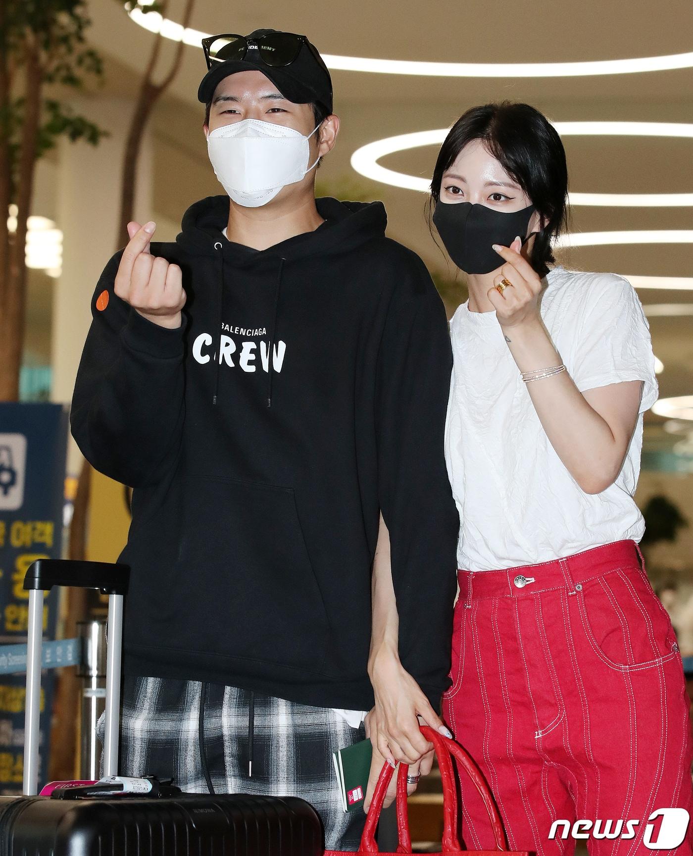 본문 이미지 - 배우 한예슬이 9일 오후 개인 일정을 소화 후 남자친구 A씨와 함께 인천국제공항 제2터미널을통해 귀국하고 있다. 2021.8.9/뉴스1 ⓒ News1 김진환 기자