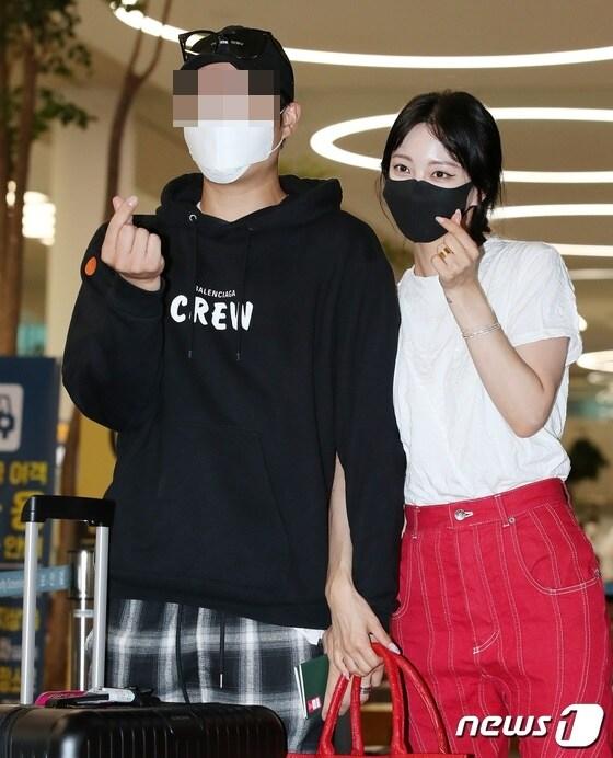 본문 이미지 - 배우 한예슬이 미국에서 개인 일정을 소화 후 남자친구 A씨와 함께  9일  오후 인천국제공항 제2터미널을 통해 귀국하고 있다. 2021.8.9/뉴스1 ⓒ News1 김진환 기자