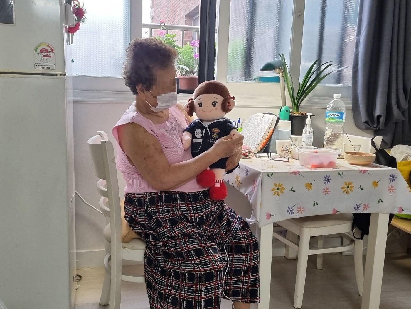 본문 이미지 - 반려로봇 호순이와 어르신(종로구 제공).ⓒ 뉴스1