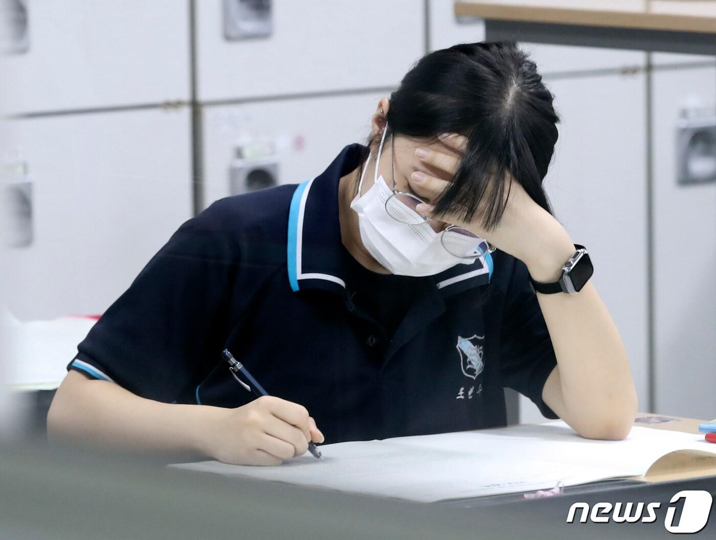 본문 이미지 - 2022학년도 대학수학능력시험 9월 모의평가가 치러진 1일 울산 남구 삼일여자고등학교 3학년 교실에서 수험생들이 문제를 풀고 있다. 2021.9.1/뉴스1 ⓒ News1 윤일지 기자
