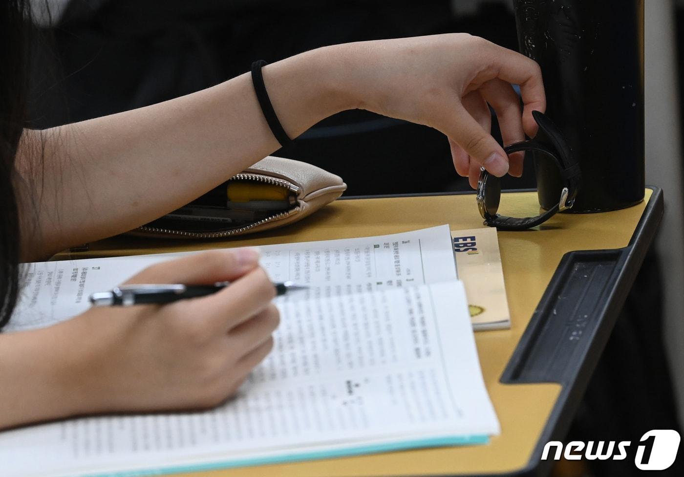 본문 이미지 - 서울 한 고등학교에서 고3 수험생이 9월 모의평가 시험준비를 하고 있다. 2021.9.1/뉴스1 ⓒ News1 민경석 기자