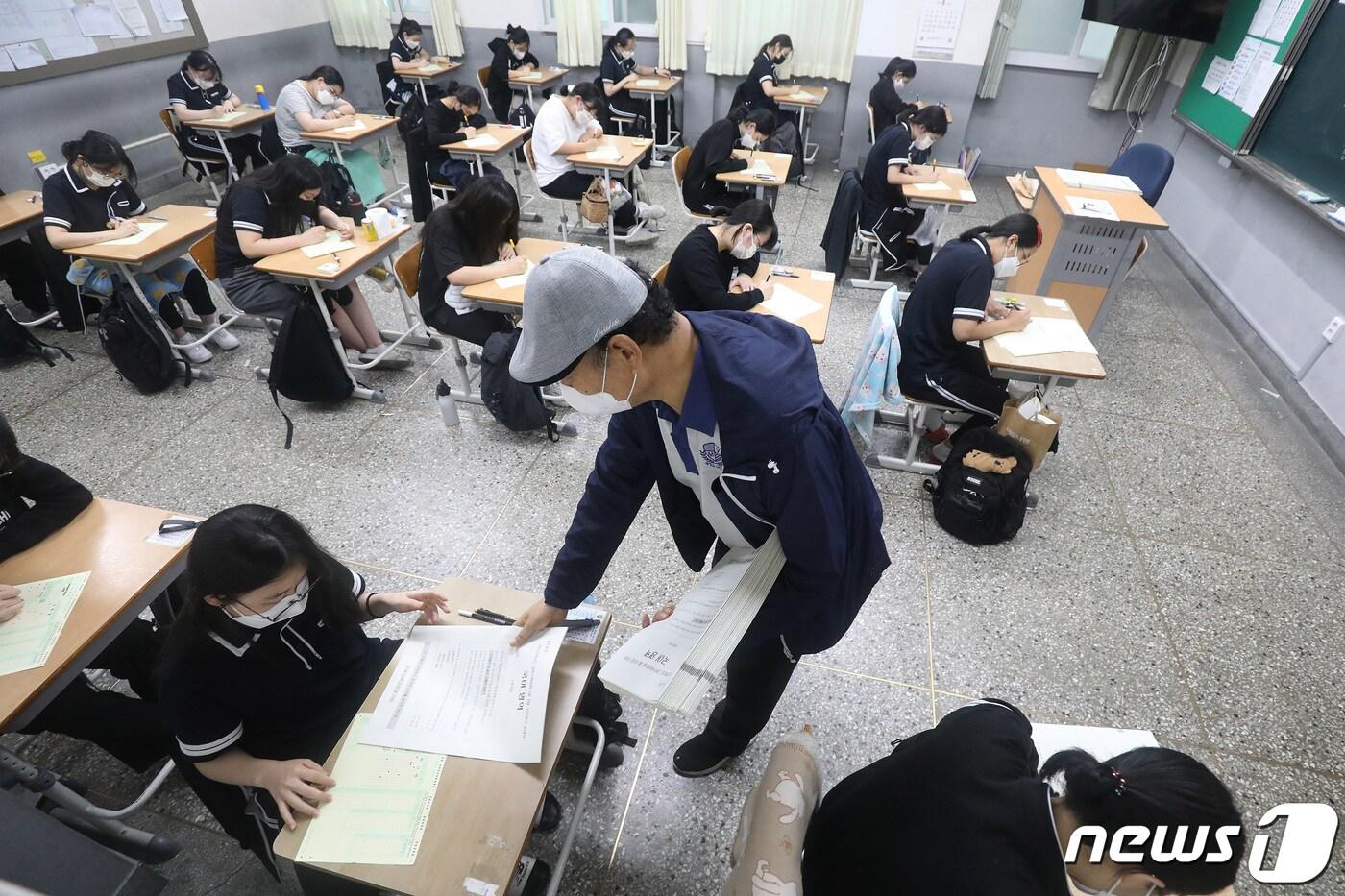 본문 이미지 - 2022학년도 대학수학능력시험 9월 모의평가가 실시된 1일 오전 대구혜화여고 3학년 교실에서 감독관이 수험생들에게 시험지를 나눠주고 있다. 수능을 앞두고 마지막으로 치러지는 이번 모의평가는 한국교육과정평가원 주관으로 전국 2138개 고등학교와 431개 지정학원에서 동시에 실시된다. 2021.9.1/뉴스1 ⓒ News1 공정식 기자