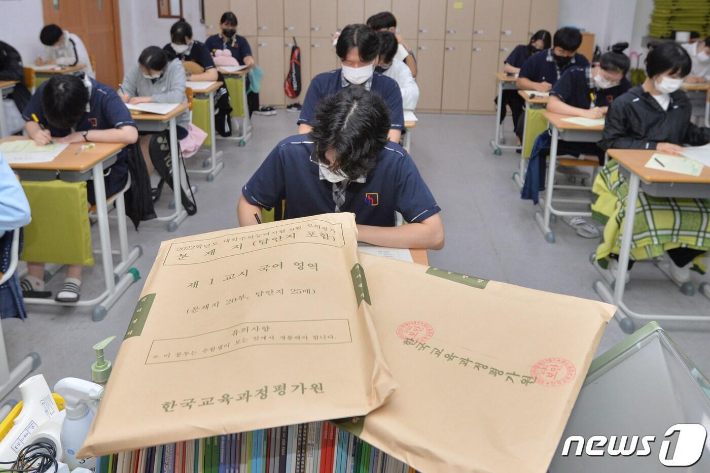 본문 이미지 - 경북 포항 한 고등학교 수험생들이 9월 모의평가 답안지를 작성하고 있다.. 2021.9.1/뉴스1 ⓒ News1 최창호 기자