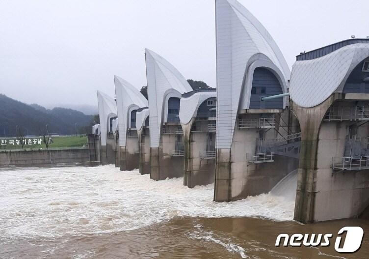 본문 이미지 - 저수지 방류 (사진은 기사 내용과 무관함) ⓒ 뉴스1