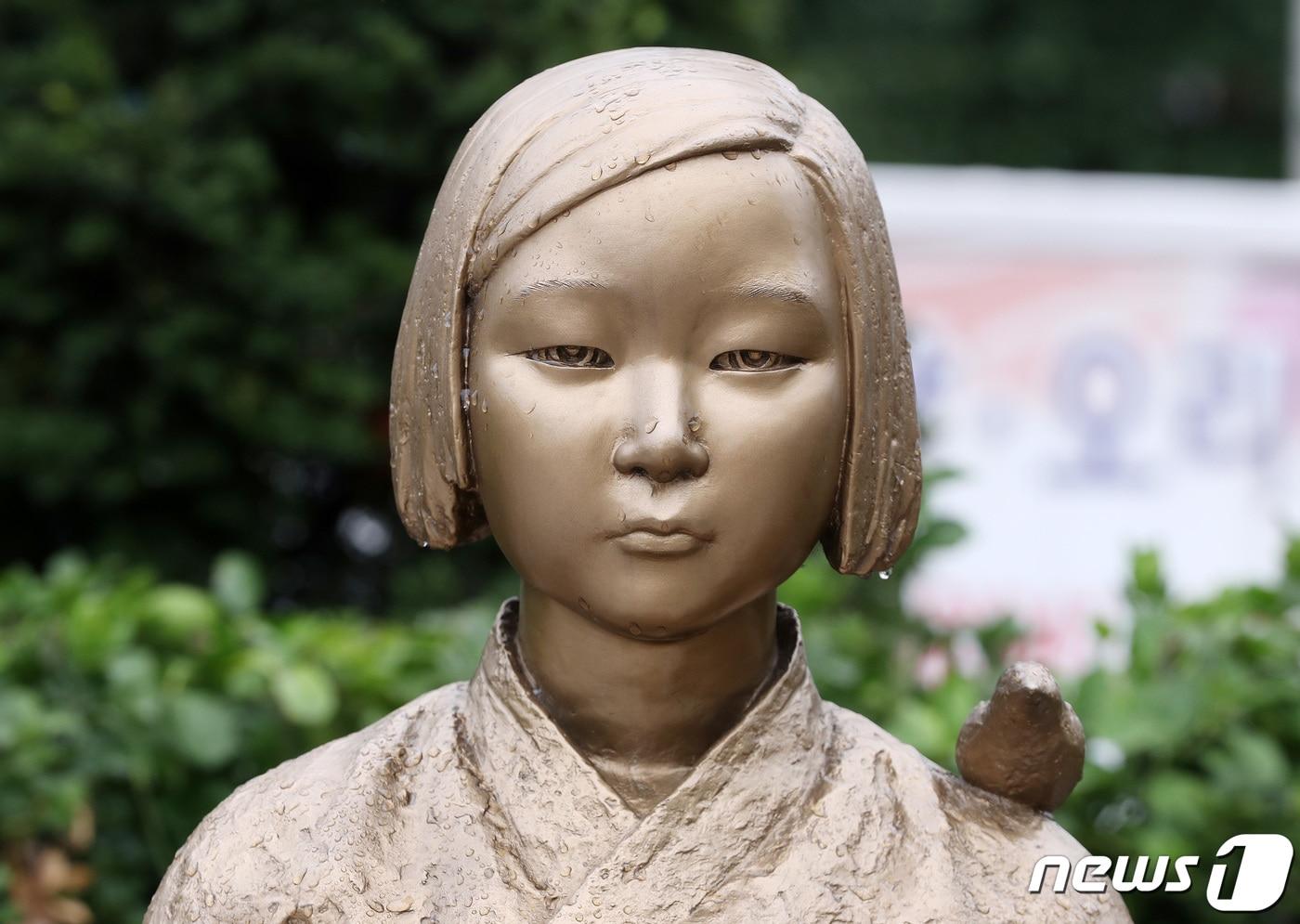 서울 성북구 분수마루 평화의소녀상에 빗물이 흐르고 있다.ⓒ News1 박세연 기자