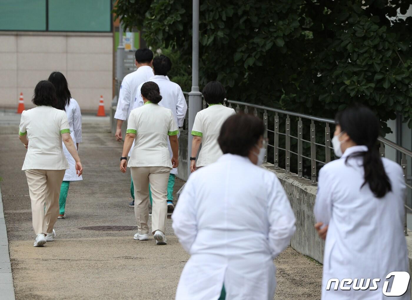 본문 이미지 - 서울의 한 병원에서 의료진이 분주히 움직이고 있다. 뉴스1 ⓒ News1 신웅수 기자