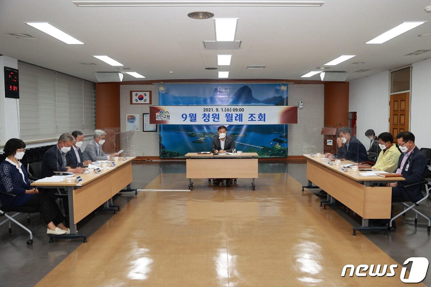 본문 이미지 - 1일 전춘성 전북 진안군수가 비대면 청원 월례조회를 갖고 있다.(진안군제공)2021.9.1/뉴스1