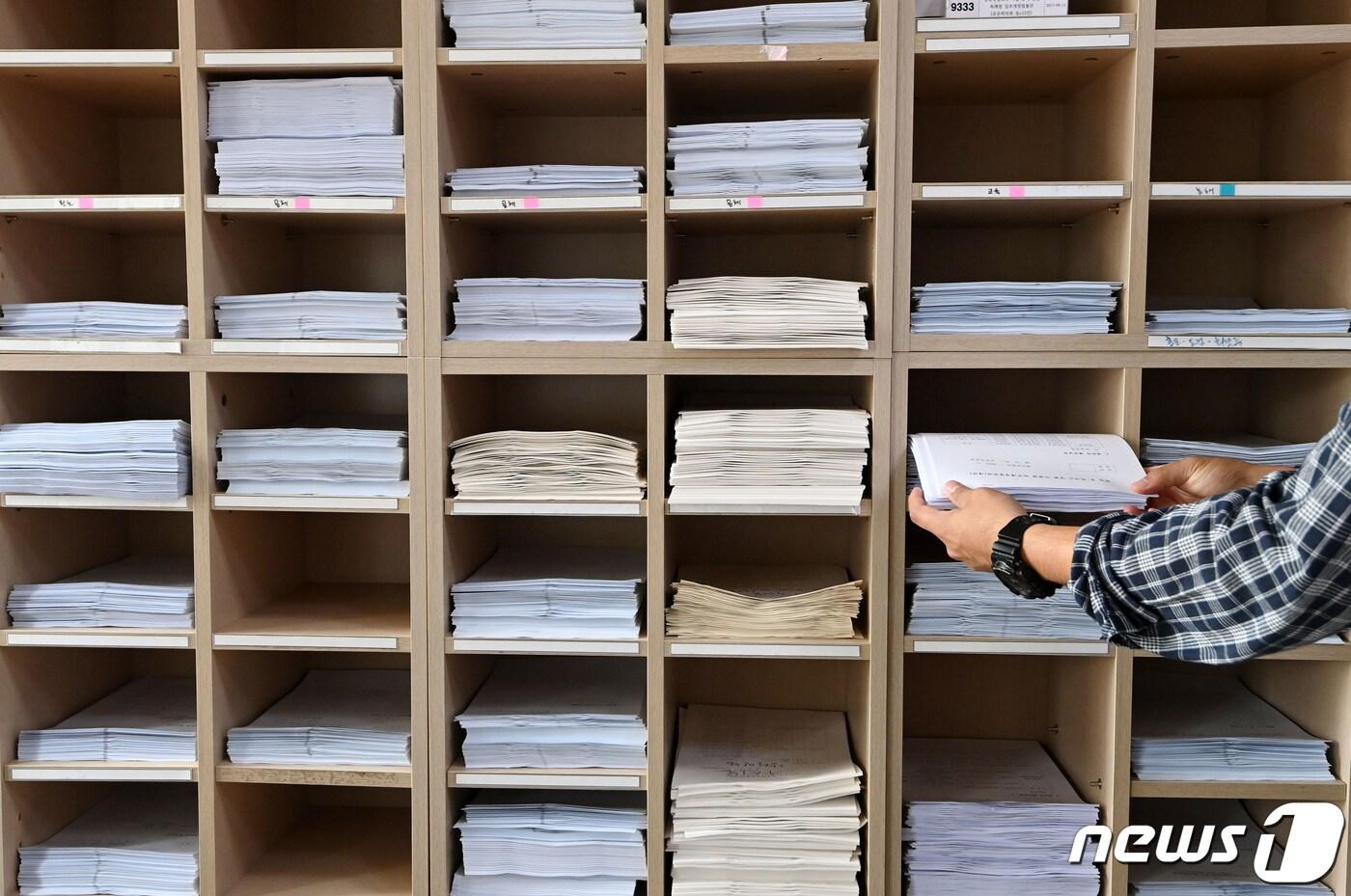 정기국회 개회식이 열린 1일 서울 여의도 국회의 한 상임위원회 앞 복도에서 관계자가 처리를 기다리는 계류 법안관련 문서들을 정리하고 있다. 2021.9.1/뉴스1 ⓒ News1 구윤성 기자