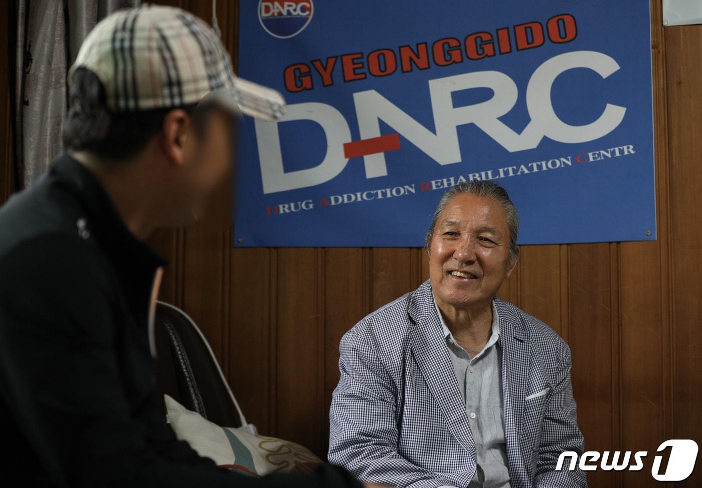 1일 경기 남양주시에 위치한 마약중독재활센터 경기 다르크(DARC, Drug Addiction Rehabilitation Center)에서 임상현 센터장이 입소자와 대화하고 있다. 2021.9.1/뉴스1 ⓒ News1 신웅수 기자