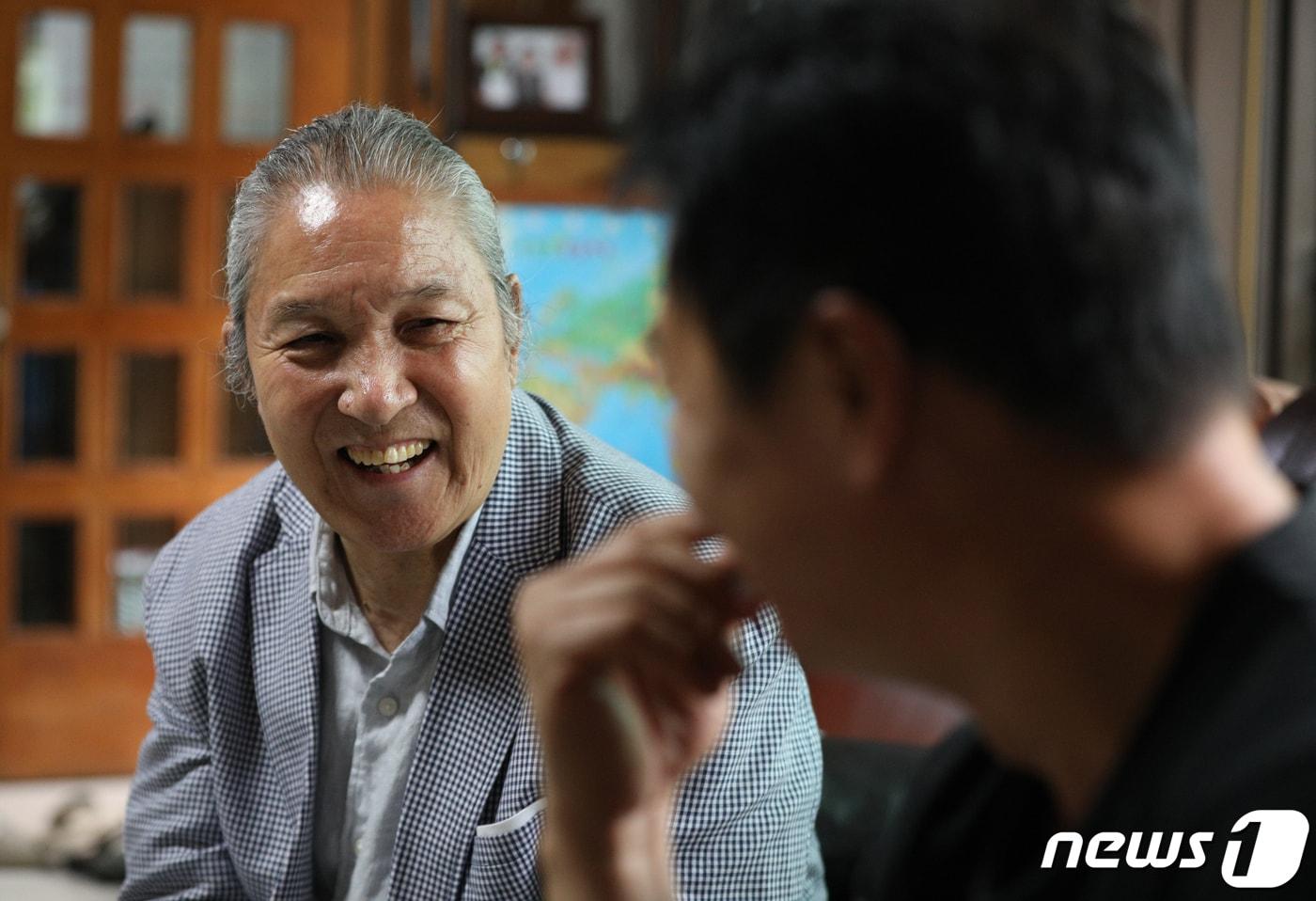 1일 경기 남양주시에 위치한 마약중독재활센터 경기 다르크(DARC, Drug Addiction Rehabilitation Center)에서 임상현 센터장이 마약 중독자였던 입소자와 대화를 하고 있다. 2021.9.1/뉴스1 ⓒ News1 신웅수 기자