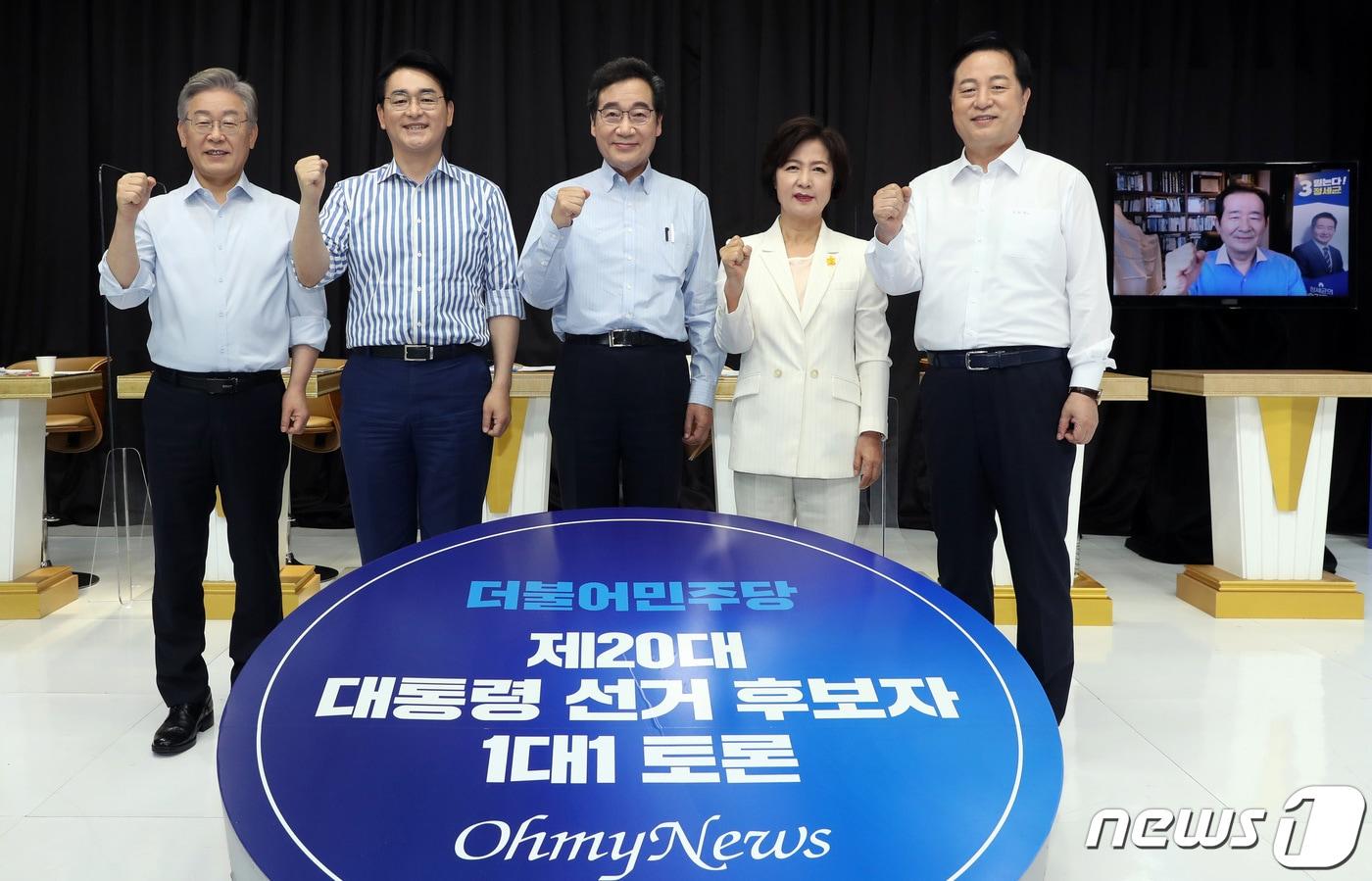 본문 이미지 - 더불어민주당 대선 경선 후보들이 1일 서울 금천구 가산디지털단지의 한 스튜디오에서 오마이뉴스 주관으로 열린 6차 토론회 앞서 기념촬영을 하고 있다. 왼쪽부터 이재명, 박용진, 이낙연, 추미애, 김두관, 정세균 후보. 신종 코로나바이러스 감염증(코로나19) 확진자 접촉으로 자가격리 중인 정세균 후보는 온라인 비대면 방식으로 토론에 참여한다. 2021.9.1/뉴스1 ⓒ News1 국회사진취재단