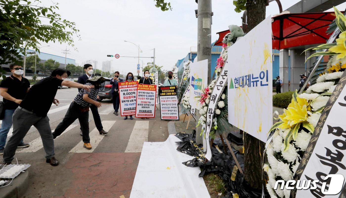 두산인프라 유증 맞선 소액주주, 주총 敗…주가 한때 하락 전환 - 뉴스1