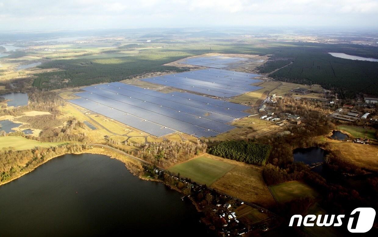 본문 이미지 - 한화솔루션 큐셀 부문(한화큐셀)이 스페인 남부 헤레스데라프론테라(Jerez de la Frontera) 지역에 50MW(메가와트) 규모 태양광 발전소를 건설한다고 10일 밝혔다. 사진은 한화큐셀이 건설한 독일 브란덴부르크 위치한 태양광 발전소.ⓒ 뉴스1