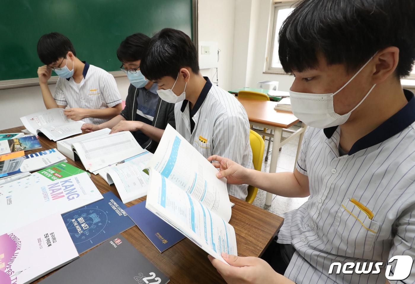본문 이미지 - 2022학년도 대입 수시모집 원서접수가 시작된 지난 10일 한 고등학교에서 학생들이 입시상담을 받고 있다. 2021.9.10/뉴스1 ⓒ News1 김영운 기자