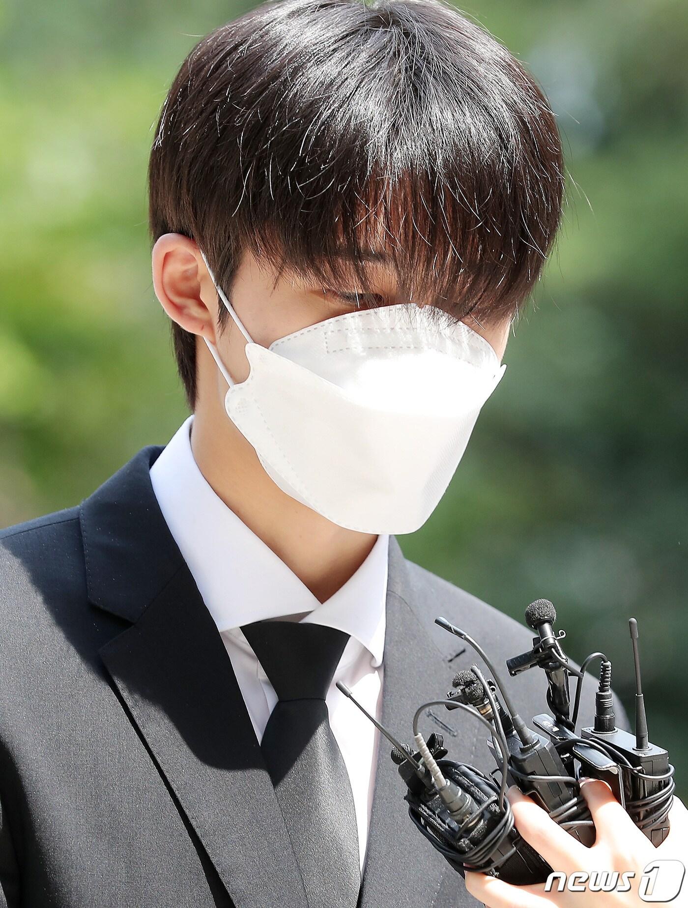 본문 이미지 - 마약투약 혐의를 받고 있는 그룹 아이콘 전 멤버 비아이(본명 김한빈, 25)가 10일 오후 선거 공판에 출석하기 전 취재진 질문에 답하고 있다. 이날 서울중앙지법 형사합의25-3부(부장판사 박사랑 권성수 박정제)는 마약류 관리에 관한 법률 위반(향정) 등 혐의로 재판에 넘겨진 비아이에게 징역 3년에 집행유예 4년을 선고했다. 또 80시간의 사회봉사와 40시간의 약물치료 강의 수강, 150만원의 추징을 명령했다. 2021.9.10/뉴스1 ⓒ News1 권현진 기자