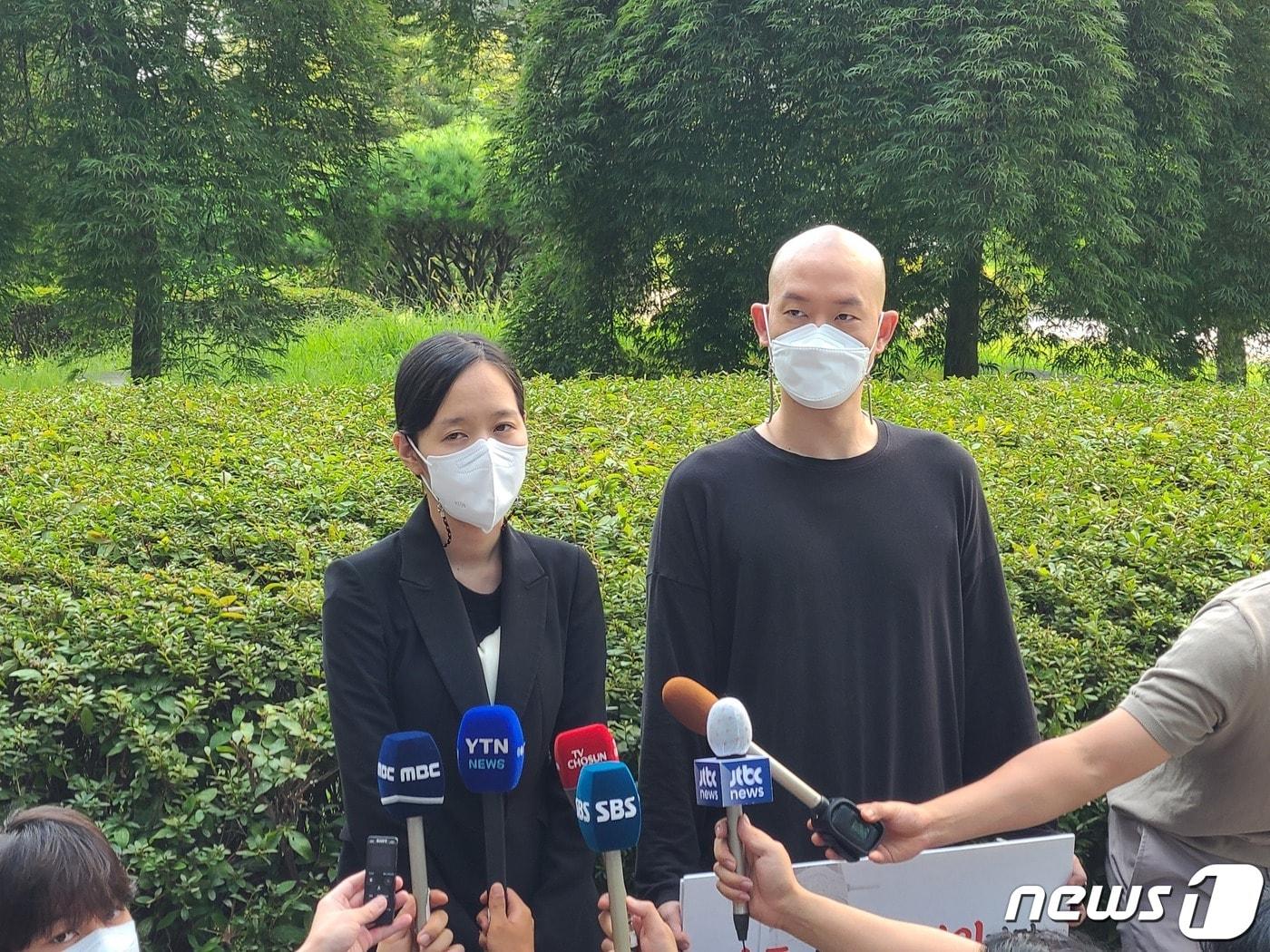 본문 이미지 - 타투이트스 김도윤씨(오른쪽)와 변호인인 곽예람 법무법인 오월 변호사가 10일 서울북부지법 앞에서 기자회견을 열고 있다.ⓒ 뉴스1 이기림 기자