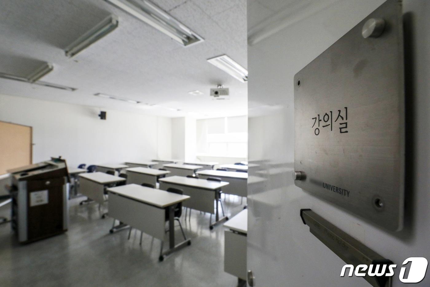 본문 이미지 - 지난 10일 서울의 한 대학 강의실이 비대면 수업 등의 이유로 인해  텅 비어 있다. /뉴스1 ⓒ News1 민경석 기자