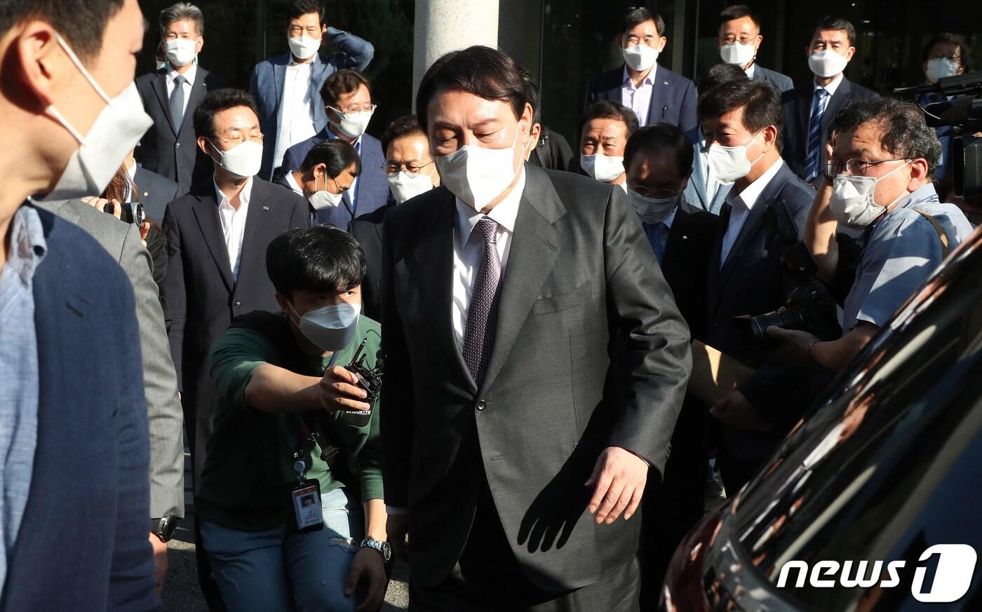 윤석열 국민의힘 대선 예비후보가 10일 오후 서울 서초구 한국교총회관에서 열린 한국교총 대표단과의 대화를 마친 뒤 이동하고 있다. 2021.9.10/뉴스1 ⓒ News1 국회사진취재단