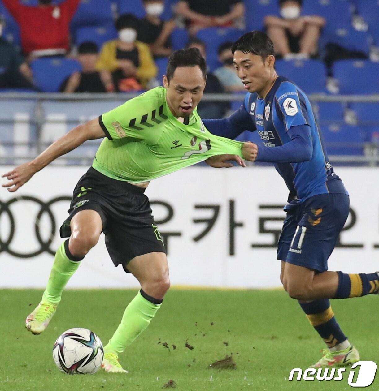 본문 이미지 - 10일 오후 울산 문수축구경기장에서 열린 프로축구 '하나원큐 K리그1 2021' 울산현대와 전북현대의 경기에서 울산 이동준이 전북 문선민의 유니폼을 잡고 있다. 2021.9.10/뉴스1 ⓒ News1 윤일지 기자