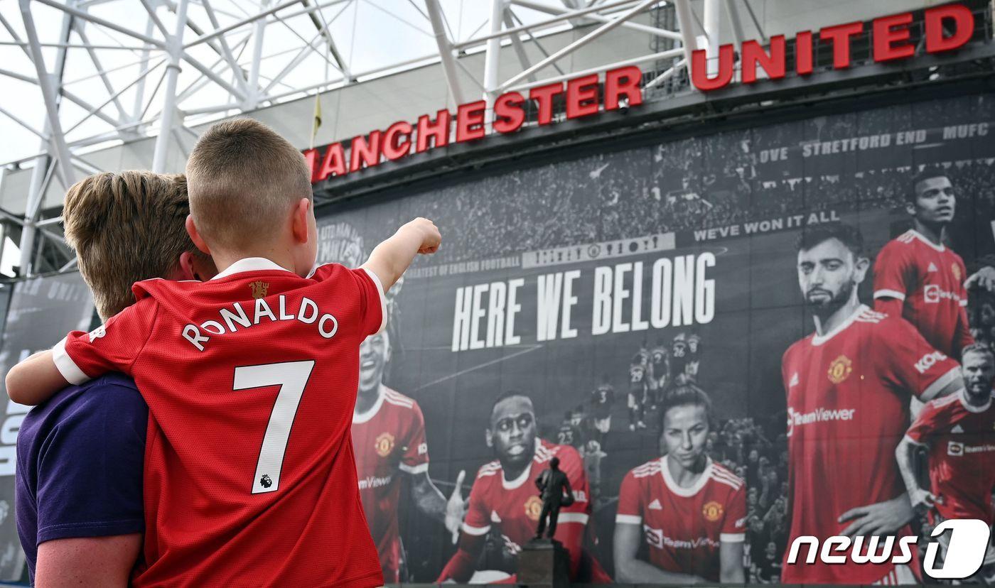 본문 이미지 - 맨체스터 유나이티드 호날두 유니폼을 입은 팬의 모습 ⓒ AFP=뉴스1