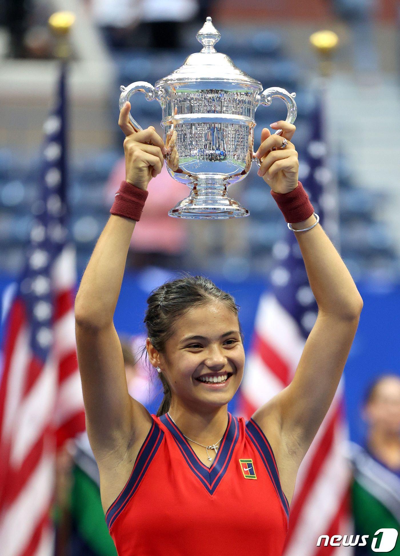본문 이미지 - 영국의 19세 엠마 라두카누가 11일(현지시간) 뉴욕의 빌리진 킹 내셔널 테니스 센터에서 열린 US오픈 테니스 대회 여자 단식 결승서 레일라 페르난데스와 '10대 대결' 승리로 생애 첫 메이저 대회 우승컵을 들고 기뻐하고 있다. ⓒ AFP=뉴스1 