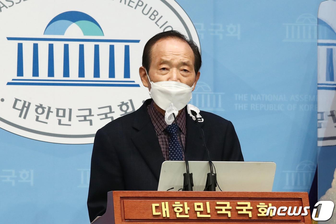 장기표 국민의힘 대선 예비후보가 12일 국회 소통관에서 이재명 더불어민주당 대선 예비후보의 '대장동 게이트'에 대한 국정조사 등 진상규명을 촉구하는 기자회견을 하고 있다. 2021.9.12/뉴스1 ⓒ News1 이동해 기자