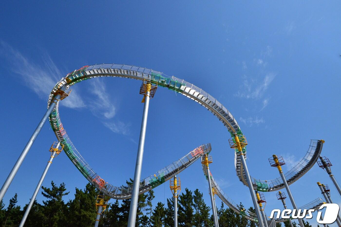 본문 이미지 - 12일 경북 포항시와 포스코 포항제철소가 북구 환호해맞이 공원에 설치 중인 '클라우드'조형물이 제모습을 갖춰가고 있다. 체험형 조형물인 클라우드는 구름을 형상화한 작품으로 길이 332m, 높이 25m 규모로 시민들이 트랙을 통해 구름 속을 걸어가는 듯한 체험을 할 수 있는 곳으로 올해 연말 준공될 예정이다. 2021.9.12/뉴스1 ⓒ News1 최창호 기자