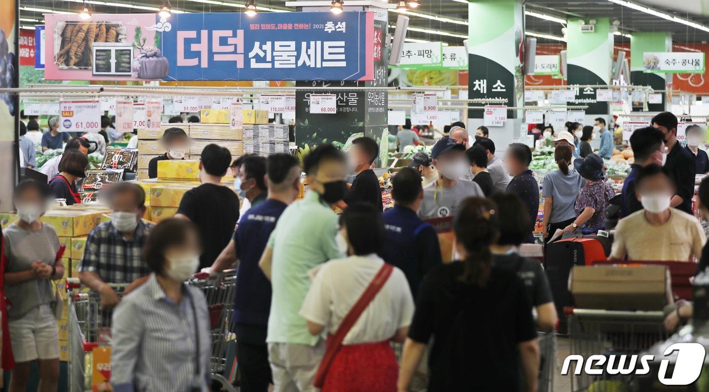 본문 이미지 - 서울 서초구 농협하나로마트 양재점에서 시민들이 추석 선물세트를 고르고 있다. 2021.9.12/뉴스1 ⓒ News1 황기선 기자