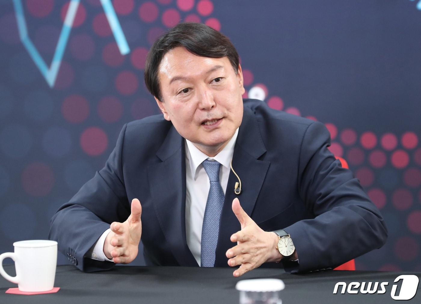 본문 이미지 - 윤석열 전 검찰총장이 12일 오후 서울 여의도 중앙당사에서 국민의힘 경선 예비후보 12명을 대상으로 열린 유튜브 라이브 방송 ‘올데이 라방’에 출연해 질문에 답하고 있다. 2021.9.12/뉴스1 ⓒ News1 이동해 기자