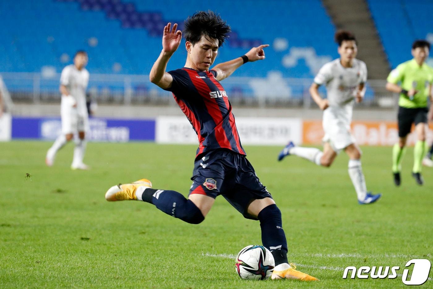 경기도 수원시 팔달구 수원월드컵경기장에서 열린 프로축구 '하나원큐 K리그 2021' 수원FC와 강원FC의 경기에서 수원 김승준이 패스하고 있다. 2021.9.12/뉴스1 ⓒ News1 이승배 기자