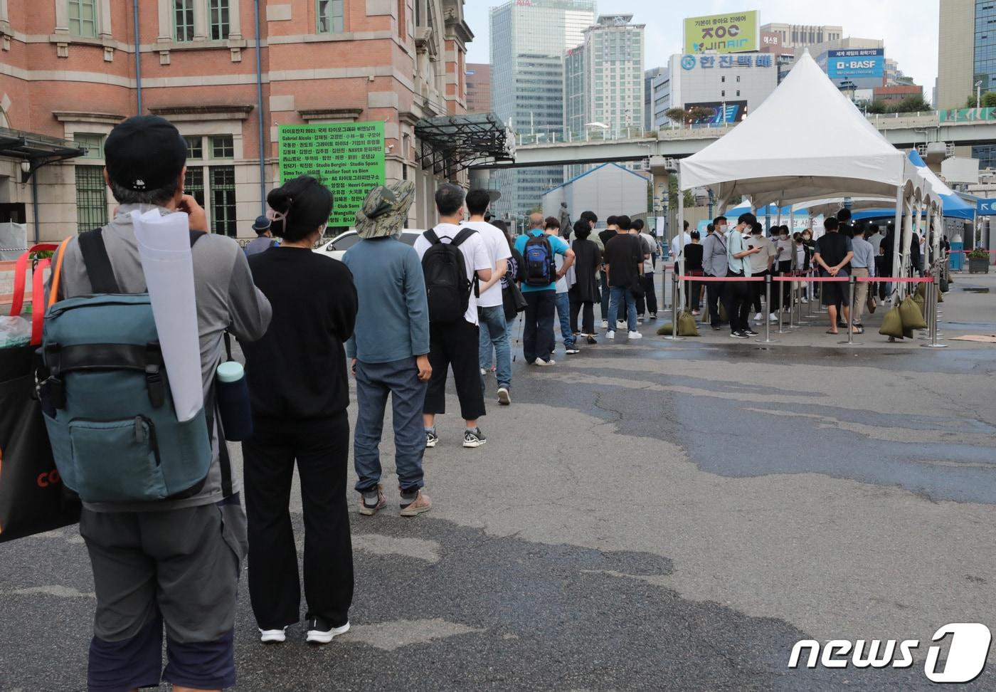 서울역 임시선별진료소에서 시민들이 검사 대기를 하고 있다. 2021.9.13/뉴스1 ⓒ News1 이성철 기자