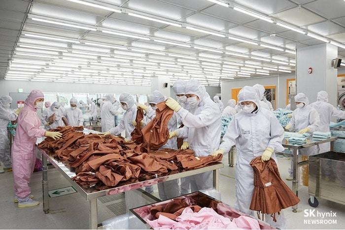 본문 이미지 - SK하이닉스 행복모아 사업장 직원들이 반도체 클린룸에서 사용되는 방진복 관련 업무를 하고 있다.(SK하이닉스 제공) ⓒ 뉴스1